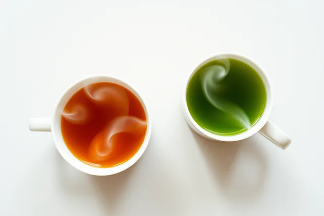 Two identical cups of brewed tea side by side for fair comparison tasting. Brew the import identically: how to taste American tea brands fairly