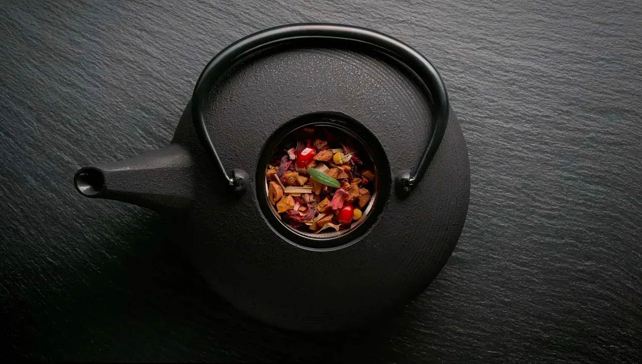 tea, loose leaf tea, kettle, teapot, top view