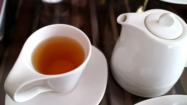 oolong tea, tea set, tea, tea ware, teapot, black tea, green tea, tea cup, oolong tea, black tea, black tea, green tea, green tea, green tea, green tea, green tea. Serving styles for specialty tea, compared side by side, with water as the wildcard