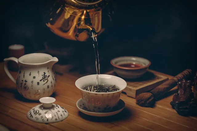 tea, cup, tea cup, pot, tea leaves, pour, pouring, pouring tea, tea time, tea ceremony, beverage, hot tea, drink, kitchenware, teapot, traditional, black tea, green tea. Brewing mistakes? Five rescues when the tea is too strong: dilute, sweeten, add milk, chill or use it as a base