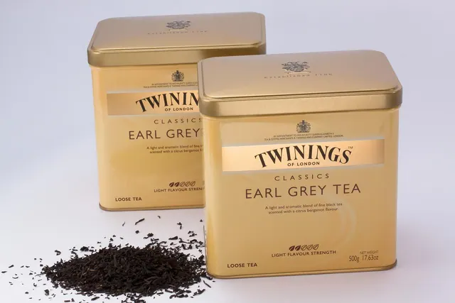 black tea, tea tins, tea, earl gray, twinings of london, brand, signet, gold, yellow, shine, hot drink, tea leaves, fermented, oxidized, leaf tea, bergamot oil, aromatization, blac