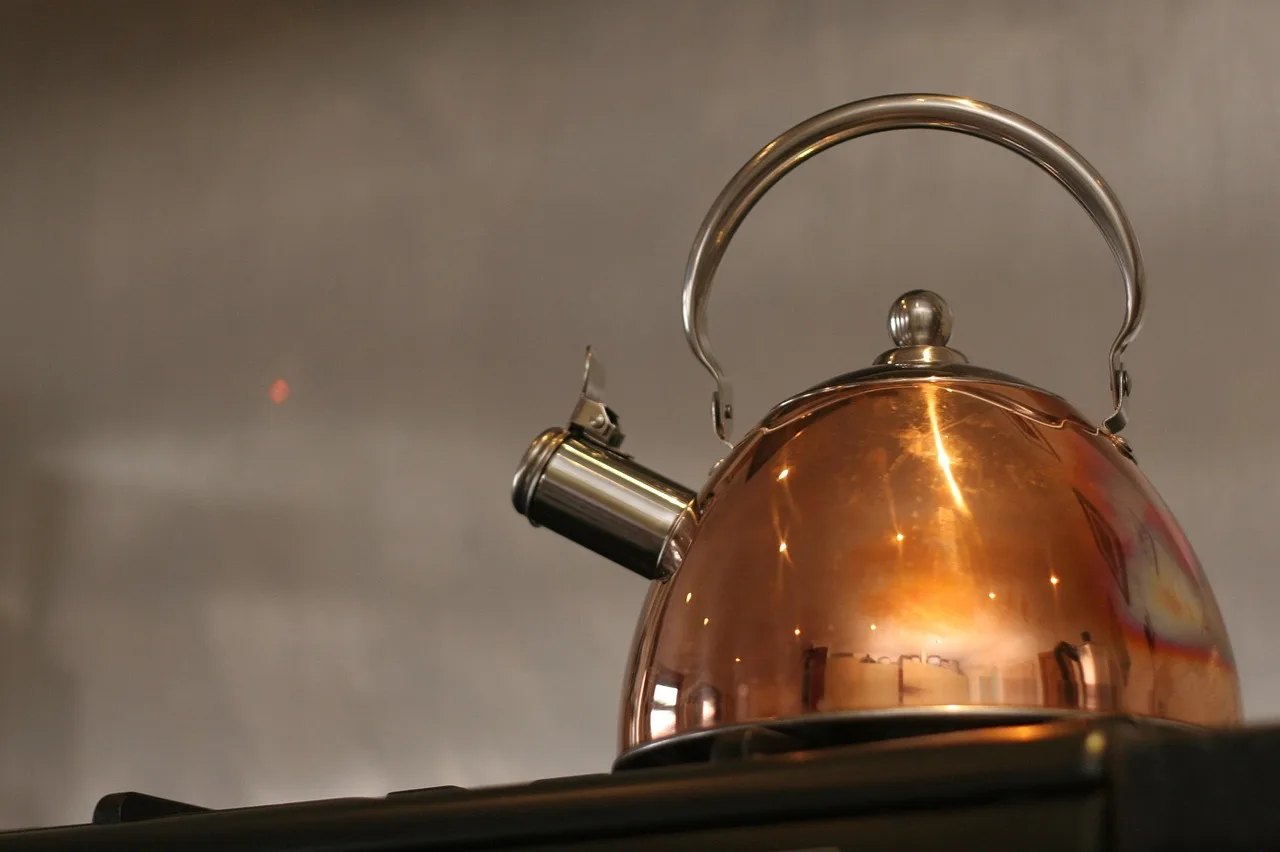 kettle, water, boiling, stove, nature, heat, copper, kitchen, steam, boil, brown kitchen. Why New York, Chicago and Los Angeles tap water brews tea differently