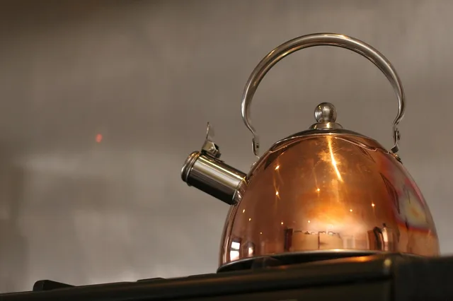 kettle, water, boiling, stove, nature, heat, copper, kitchen, steam, boil, brown kitchen. Why New York, Chicago and Los Angeles tap water brews tea differently